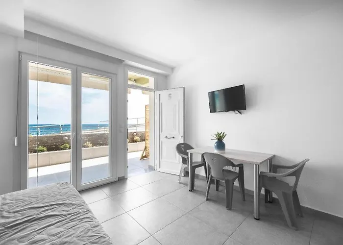 Blue Horizon 4 Apartment