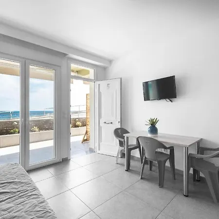 Blue Horizon 4 Apartment